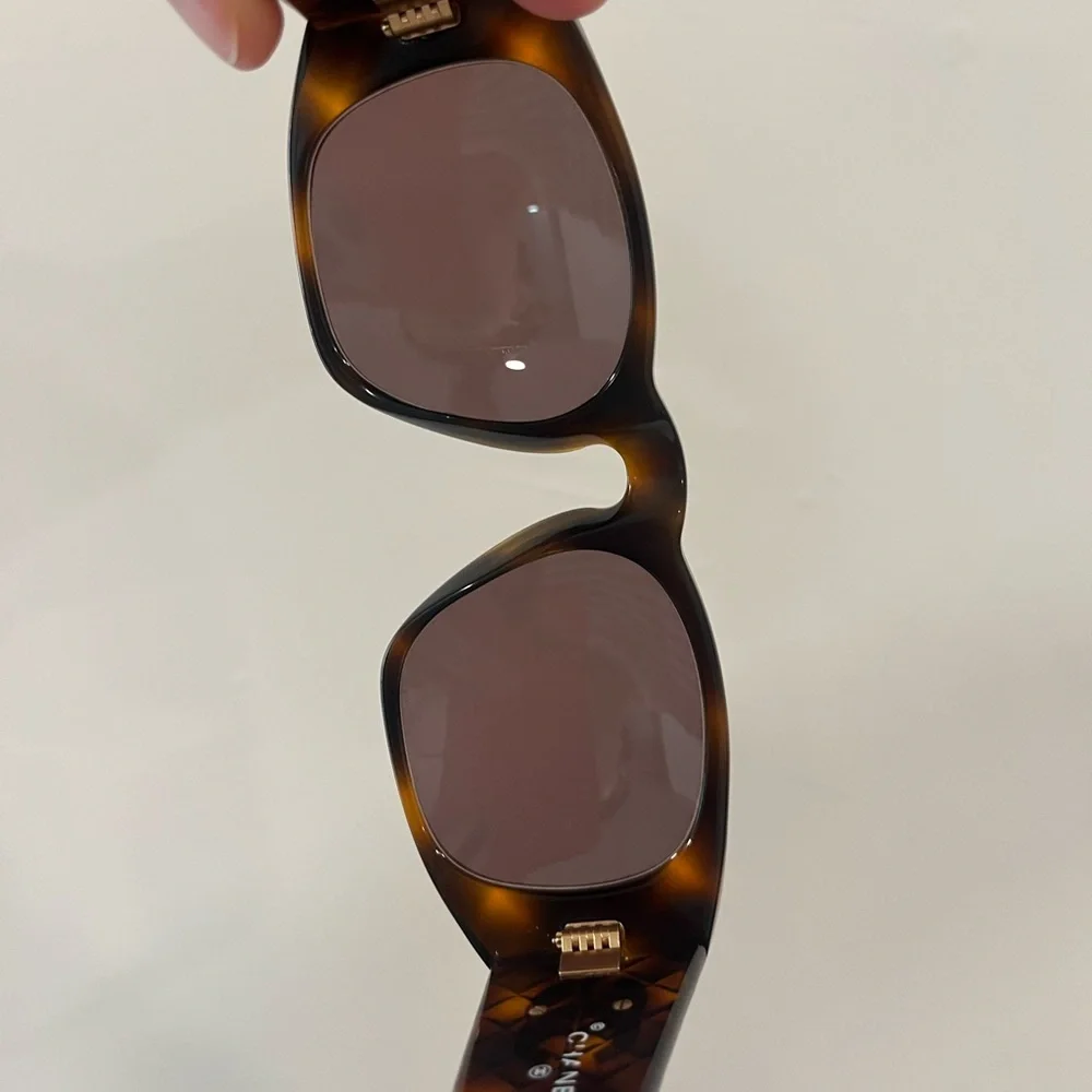 CHANEL sunglasses tortoiseshell